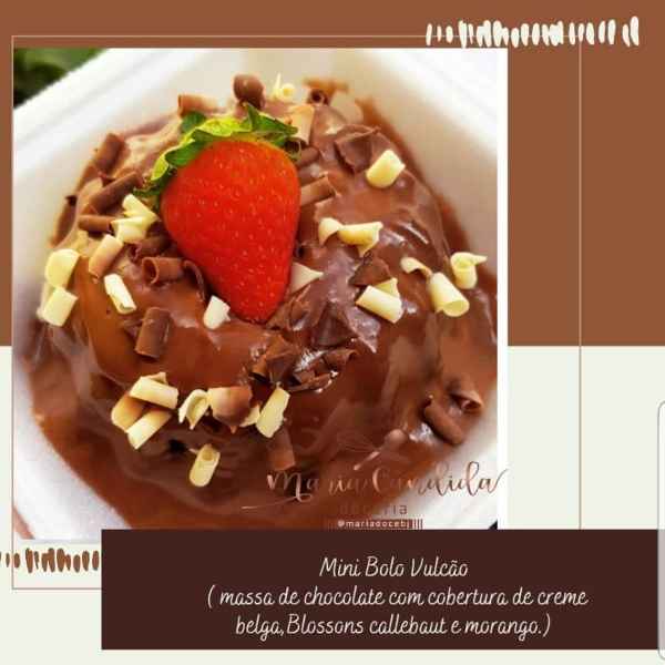 Mini Bolo Vulcão (massa de chocolate com cobertura de creme belga, Blossons Callebaut e Morango) (Imagem Principal)