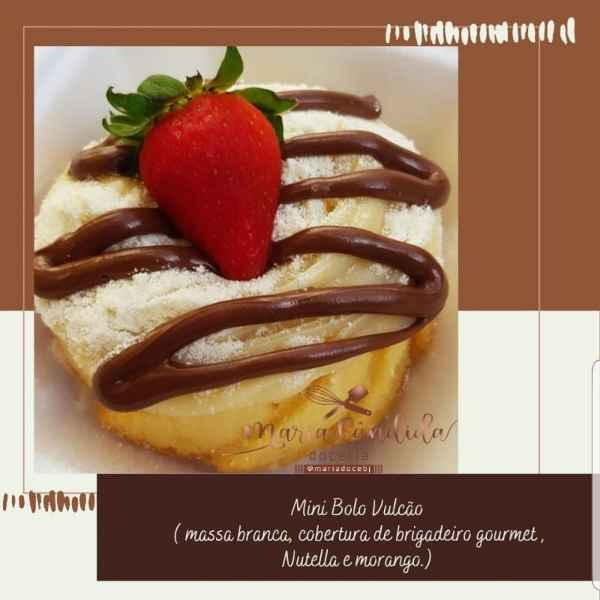 Mini Bolo Vulcão ( Massa branca, cobertura de brigadeiro gourmet, Nutella e Morango) (Imagem Principal)