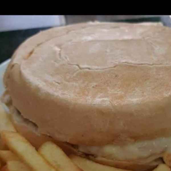 2 Xis Salada com Fritas e Calabresa com Queijo + Guaraná (Imagem Principal)