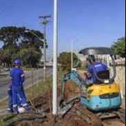 Implantação de Poste em Canteiro Central (Imagem Principal)