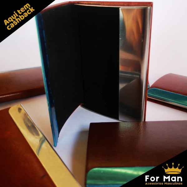 Porta-cartão em aço inox revestido de couro sintético com fecho magnético. (Imagem secundária 1)