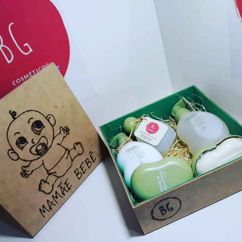 KIT NATURA MAMÃE E BEBÊ PERSONALIZADO CAIXA RÚSTICA COM GRAVAÇÃO NA PIROGRAFIA NA MADEIRA QUEIMADA (Imagem Principal)