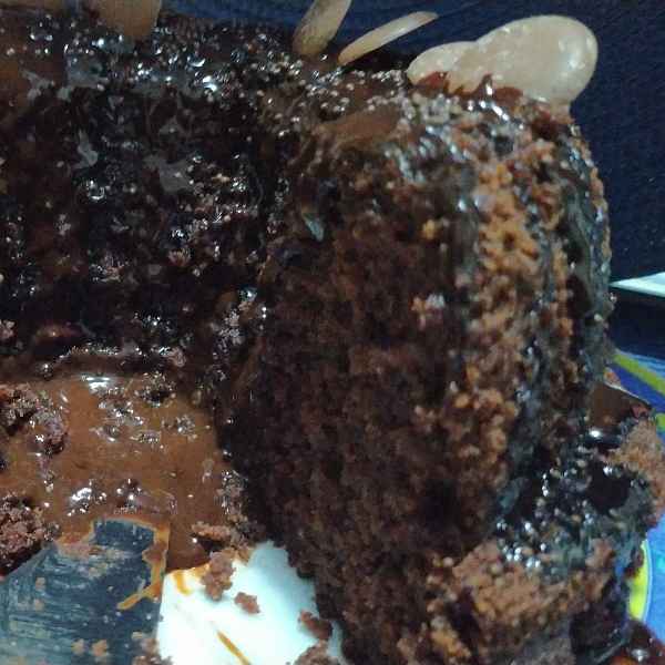 Bolo de Chocolate com cobertura de calda de chocolate (Sem Glúten, sem Lactose e Vegano) (Imagem secundária 1)