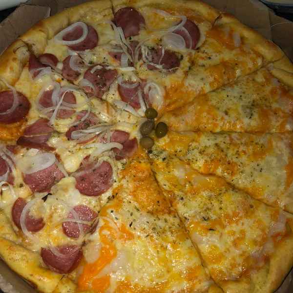 Pizza Calabresa e 3 Queijos (Imagem Principal)