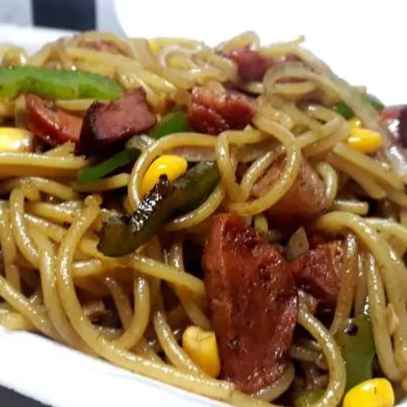 Macarrão na chapa TAMANHO G (SERVE 3 PESSOAS) entrega de 18h30 até as 23h30 (Imagem Principal)