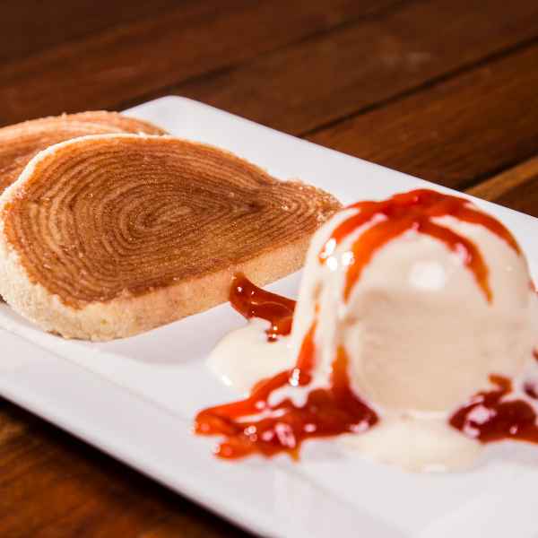 Sorvete de Queijo com Fatia de Bolo de Rolo (Imagem Principal)