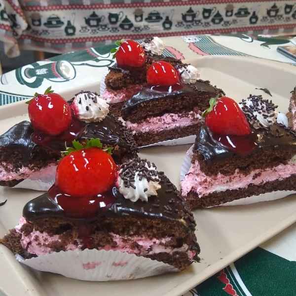 Bolo de Chocolate c/ Morango (fatia) (Imagem Principal)