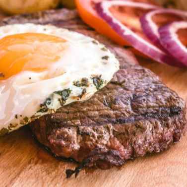 QUINTAS - Bife à cavalo ou Lasanha (Marmitex Familia) (Imagem Principal)