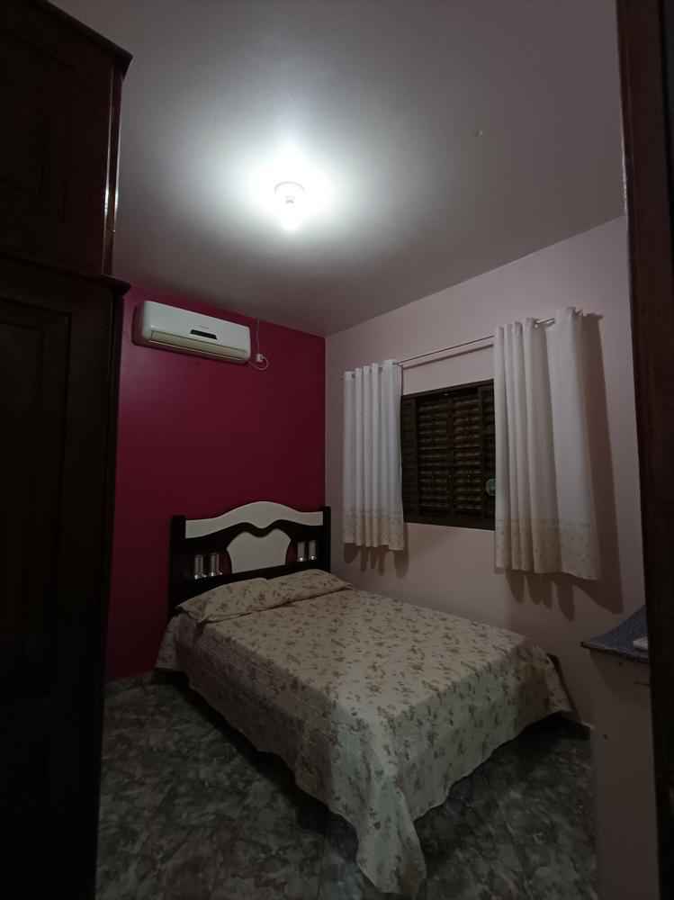 Espaçosa Residência de 2 Pisos à Venda!