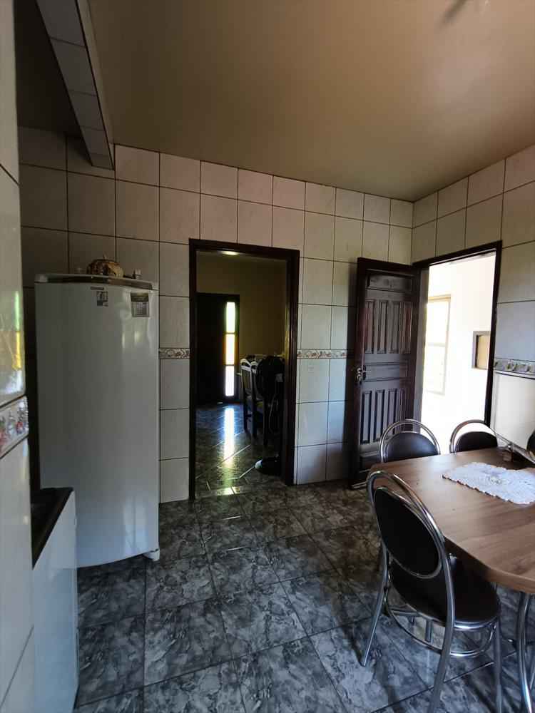 Espaçosa Residência de 2 Pisos à Venda!