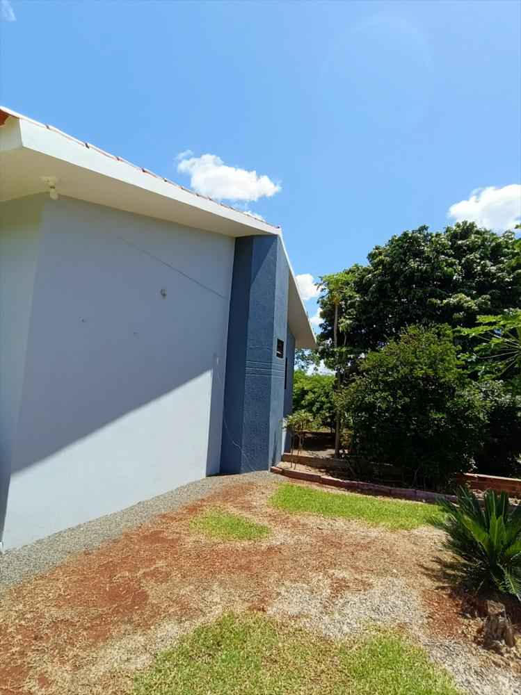 Espaçosa Residência de 2 Pisos à Venda!