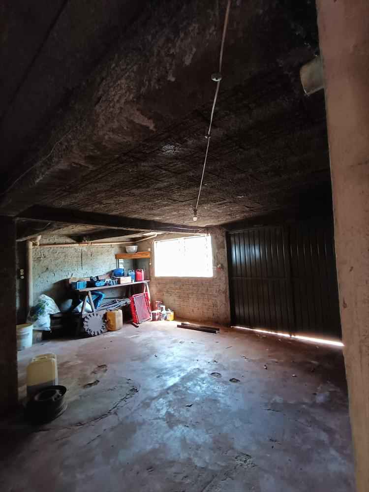 Espaçosa Residência de 2 Pisos à Venda!