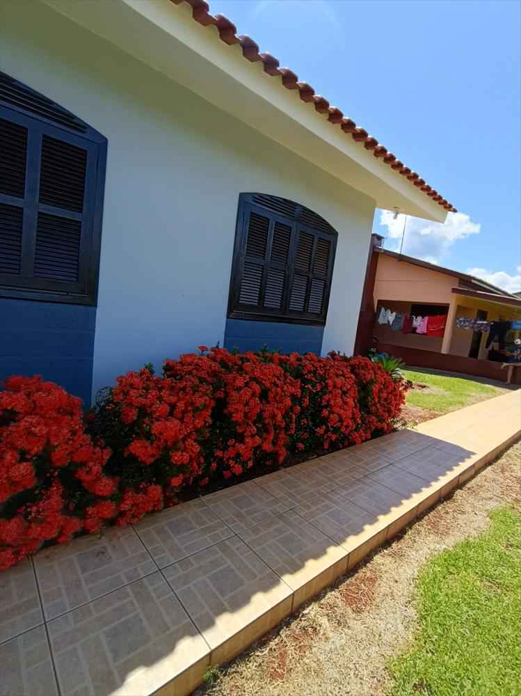 Espaçosa Residência de 2 Pisos à Venda!