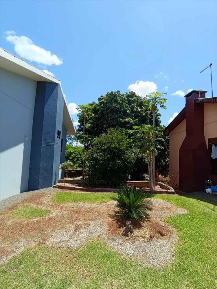 Espaçosa Residência de 2 Pisos à Venda!