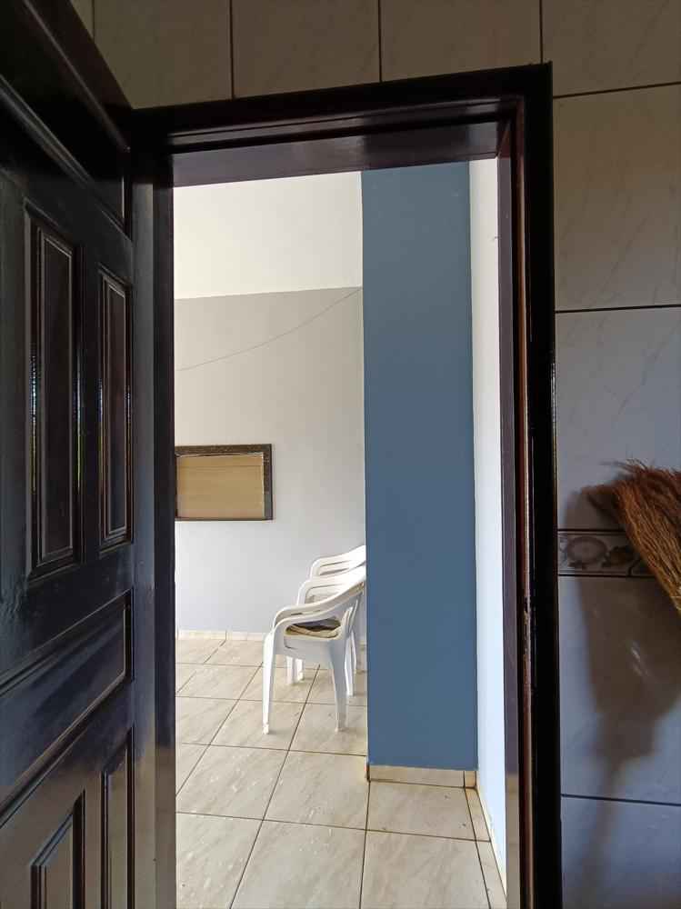 Espaçosa Residência de 2 Pisos à Venda!