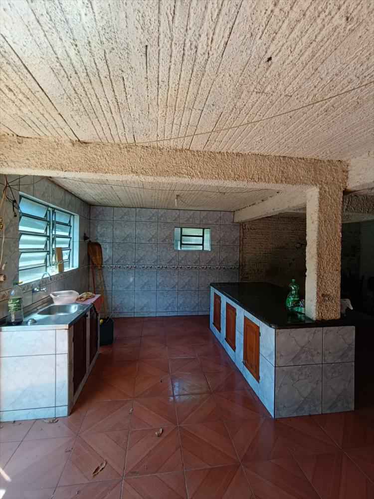 Espaçosa Residência de 2 Pisos à Venda!
