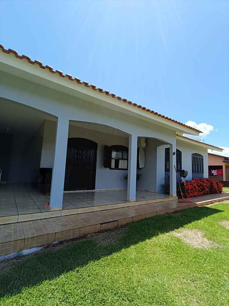 Espaçosa Residência de 2 Pisos à Venda!