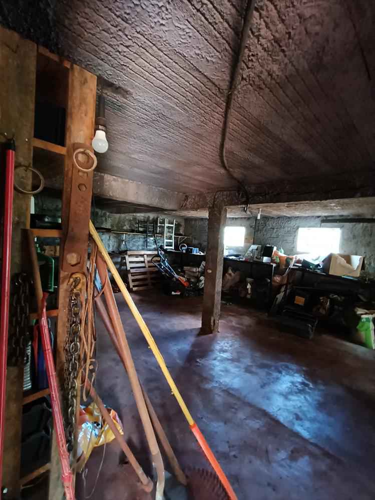 Espaçosa Residência de 2 Pisos à Venda!