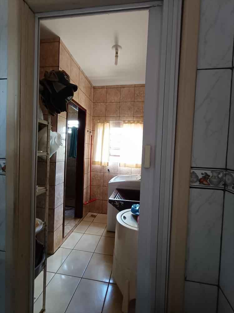 Espaçosa Residência de 2 Pisos à Venda!