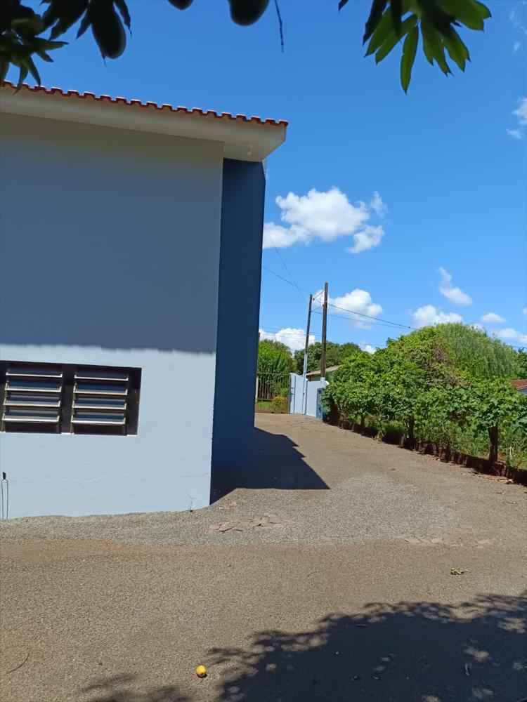 Espaçosa Residência de 2 Pisos à Venda!
