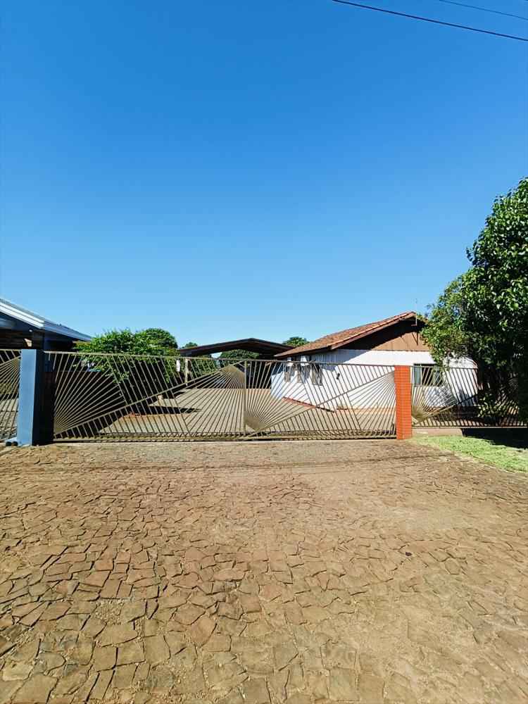 Vende-se casa com barracão