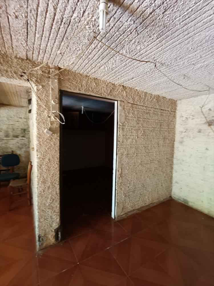 Espaçosa Residência de 2 Pisos à Venda!