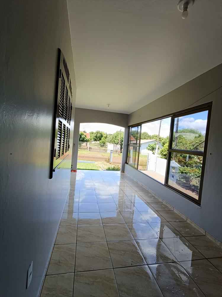 Espaçosa Residência de 2 Pisos à Venda!