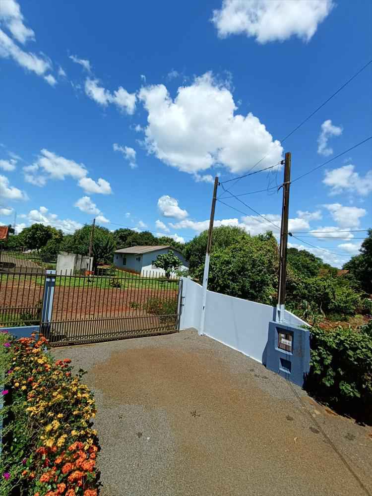 Espaçosa Residência de 2 Pisos à Venda!