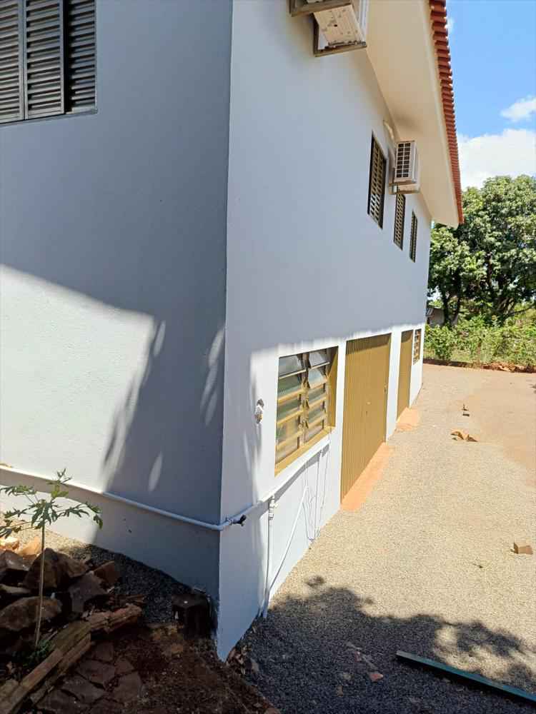 Espaçosa Residência de 2 Pisos à Venda!
