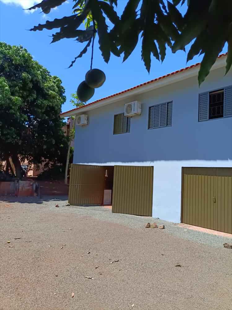 Espaçosa Residência de 2 Pisos à Venda!