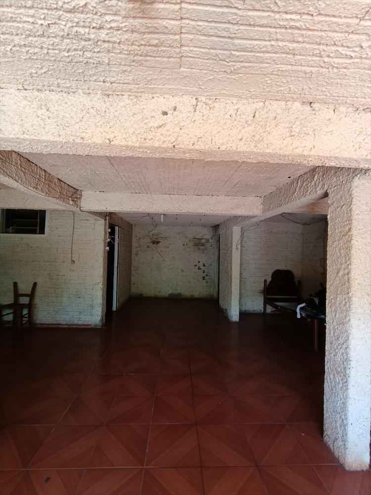 Espaçosa Residência de 2 Pisos à Venda!