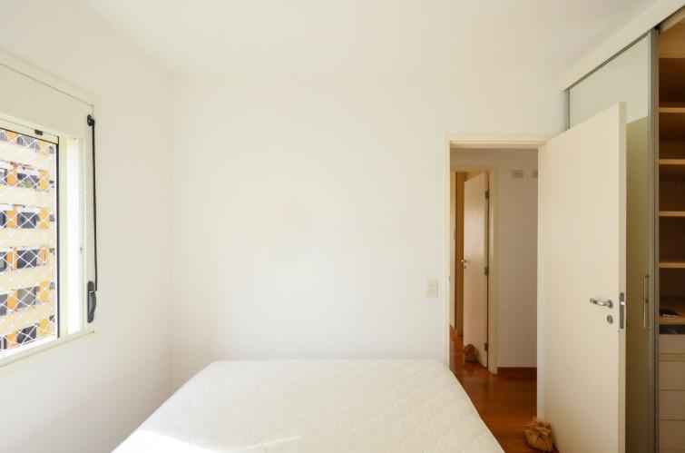 Apartamento para Locaçã em MOEMA 100m2 3 dormitórios(1 suíte) 2 vagas 1 banheiro R$12.000