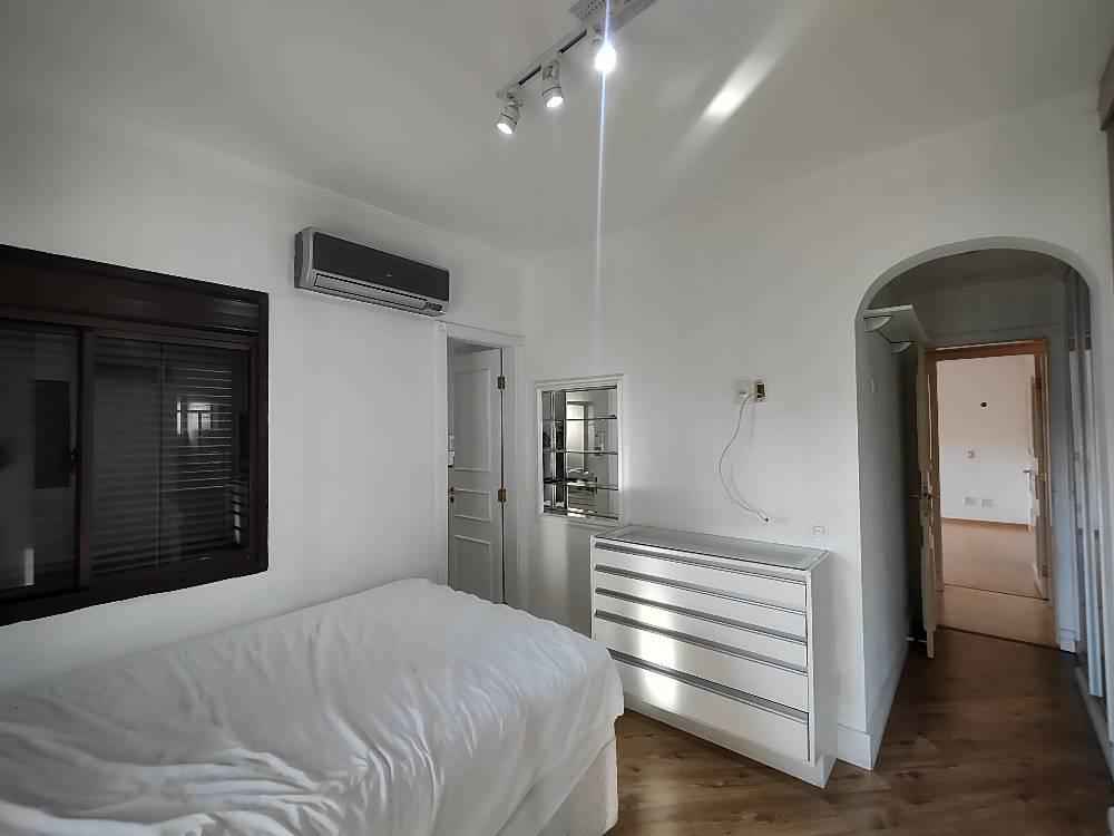  Apartamento em MOEMA (1 por andar) 4 suítes 6 banheiros, 4 vagas na garagem e depósito no sub-solo, 228 m2 R$ 3.199.000,00