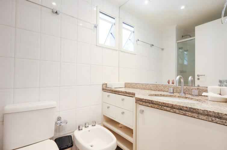 Apartamento para Locaçã em MOEMA 100m2 3 dormitórios(1 suíte) 2 vagas 1 banheiro R$12.000