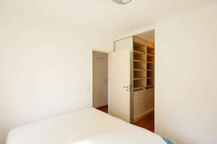 Apartamento para Locaçã em MOEMA 100m2 3 dormitórios(1 suíte) 2 vagas 1 banheiro R$12.000