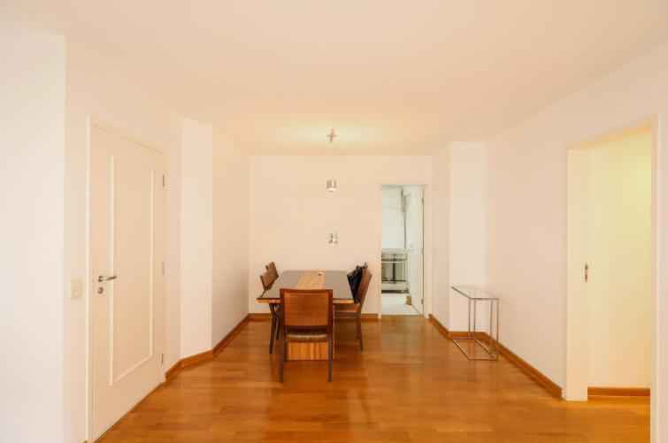 Apartamento para Locaçã em MOEMA 100m2 3 dormitórios(1 suíte) 2 vagas 1 banheiro R$12.000